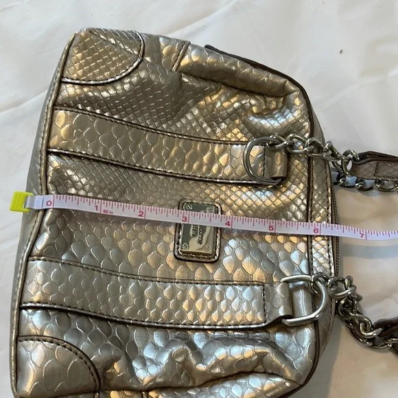 Liz Claiborne women’s bright silver faux crocodile handle bag - Picture 13 of 13